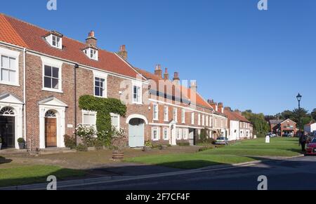 Reihenhäuser im georgianischen Stil rund um den Market Place in der kleinen Marktstadt Easingwold, North Yorkshire Stockfoto