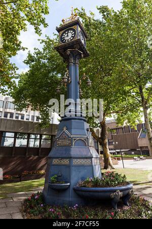Die Hastings-Uhr und der Trinkbrunnen in Rotherham, South Yorkshire, erinnern an die Krönung von König George V. Stockfoto