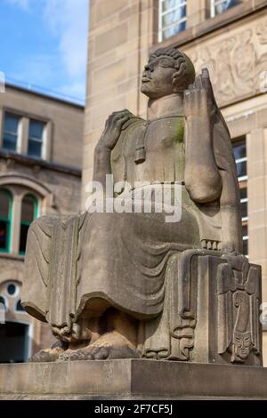 Skulptur einer weiblichen Figur, die Kunst von James Woodford darstellt Außerhalb der Huddersfield Art Gallery and Library Stockfoto