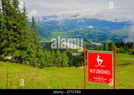 Kitzbühel, Österreich - 28. Juli 2017. Hahnenkamm Skirennen Startpunkt und schöne Aussicht auf die Alpen Berge im Sommer, Kitzbühel, Tirol Österreich. Stockfoto