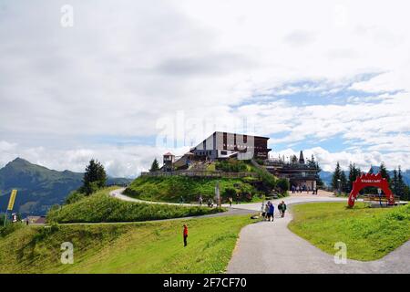 Kitzbühel, Österreich - 28. Juli 2017. Hahnenkamm Seilbahnstation und KitzSki Resort, Österreichische Alpen Stockfoto