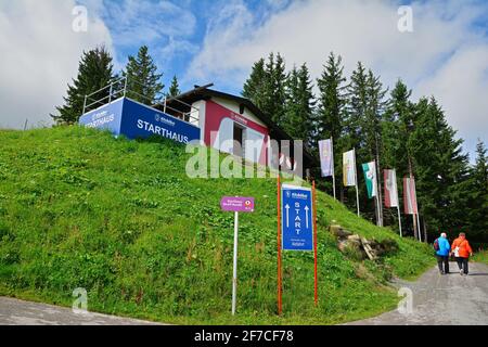 Kitzbühel, Österreich - 28. Juli 2017. Hahnenkamm Skirennen Startpunkt und schöne Aussicht auf die Alpen Berge im Sommer, Kitzbühel, Tirol Österreich. Stockfoto