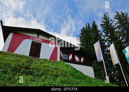 Kitzbühel, Österreich - 28. Juli 2017. Hahnenkamm Skirennen Startpunkt und schöne Aussicht auf die Alpen Berge im Sommer, Kitzbühel, Tirol Österreich. Stockfoto