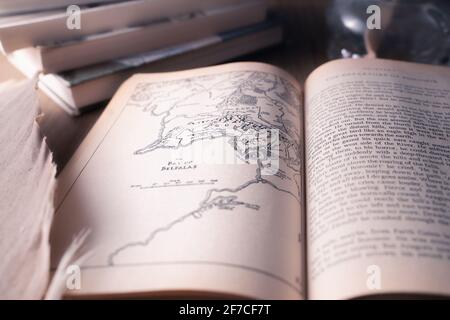 Celadna, Tschechien - 04.03.2021: Vintage Paperback Edition von Tolkiens Herr der Ringe öffnet auf der Seite mit Mittelerde-Karte mit Fokus auf der Bucht von BELFA Stockfoto