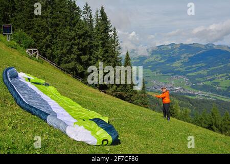 Kitzbühel, Österreich - 28. Juli 2017. Paragliding am Hahnenkamm, KitzbüSkigebiet der Alpen im Sommer, Kitzbühel, Tirol , Österreich. Stockfoto