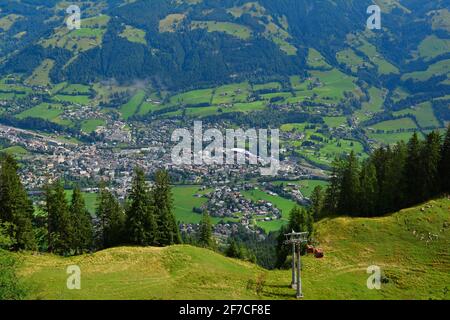 Blick von der Hahnenkamm-Skipiste auf Kitzbüheler Stadt und Kitzbüheler Horn in Tirol, Österreich Stockfoto