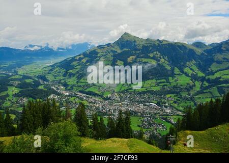Blick Von Der Hahnenkamm Skipiste Auf Kitzb heler Stadt Und Kitzb heler Blick Von Der Hahnenkamm Skipiste Auf Kitzb heler Stadt Und Kitzb heler