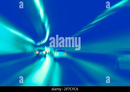 Abstraktes Foto mit Zoom-Effekt. Autobahn und Autos. Verschwommen. Abgeschwächt. Hochwertige Fotos Stockfoto