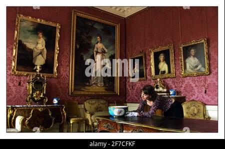 Tori Reeve, English Heritage Kuratorin der Wernher Collection im Rangers House, verleiht dem Pink Silk Drawing Room, der wegen seiner luxuriösen Damastwände aus rosa Seide genannt wird, den letzten Schliff. Umfangreiche Renovierungsarbeiten haben das Rangers House verwandelt, um die Eleganz des 'Gilded Age' an der Wende des 20. Jahrhunderts zu wecken und die Wernher Collection of Works of Art zu beherbergen.pic David Sandison 16/4/2002 Stockfoto