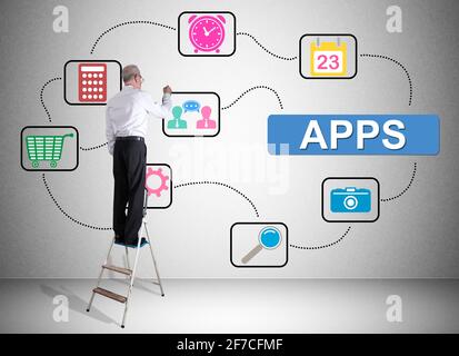 Mann auf einer Leiter Zeichnung Apps Konzept an einer Wand Stockfoto