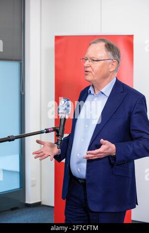 Hannover, Deutschland. April 2021. Stephan weil (SPD), Ministerpräsident von Niedersachsen, spricht auf einer gemeinsamen Pressekonferenz des Niedersächsischen Gewerkschaftsbundes (DGB) und der Niedersächsischen SPD zum Leitplanken "lebensfähiges Niedersachsen für alle". Quelle: Moritz Frankenberg/dpa/Alamy Live News Stockfoto