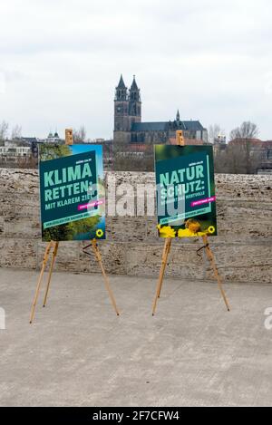 Magdeburg, Deutschland. März 2021. Wahlplakate der Grünen befinden sich auf der Sternbrücke. Hinter ihnen sieht man den Magdeburger Dom. Quelle: Stephan Schulz/dpa-Zentralbild/ZB/dpa/Alamy Live News Stockfoto