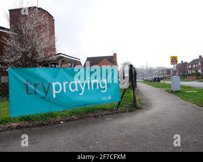 Versuchen Sie, vor einer Kirche zu beten, Reading, UK 2021 Stockfoto