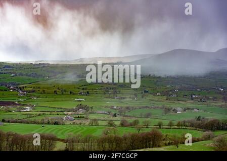 Preston, Lancashire, Großbritannien. April 2021. Schneeschauer über den Lancashire Fells, in der Nähe von Preston, Lancashire. Quelle: John Eveson/Alamy Live News Stockfoto