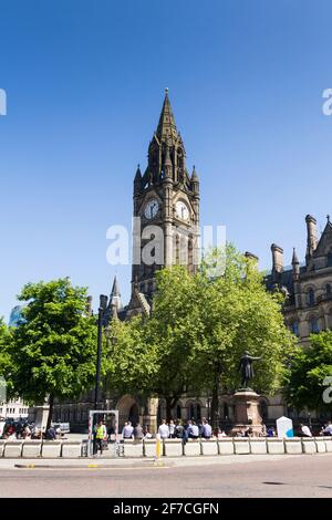 Manchester Town Hall und Albert Square. Das Rathaus wurde vom Architekten Alfred Waterhouse im neugotischen Stil entworfen und 1877 fertiggestellt. Stockfoto