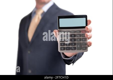 Mann in Anzug Geschäftsmann zeigt Taschenrechner mit leerem Display-Modell. Geschäftsmann zeigt Taschenrechner mit leerem Display-Modell. Isoliert auf Weiß. profi Stockfoto