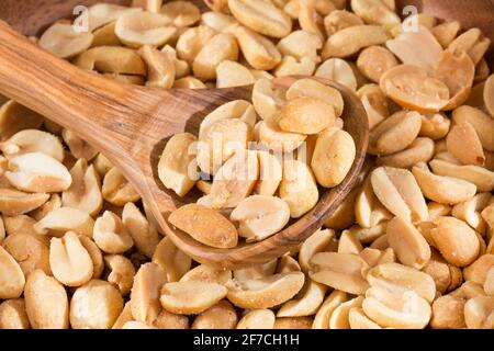 Erdnüsse sind Lebensmittel, die reich an Antioxidantien, Ballaststoffen, Vitaminen und Mineralstoffen sind Stockfoto