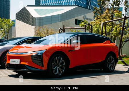 Die menschlichen Horizonte HiPhi X in Lujiazui, Pudong, Shanghai, China. Das Auto ist ein neuer, hochwertig wertender EV mit dem Tesla Model X im Visier. Stockfoto