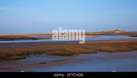 Ein Blick über ein Gebiet von außergewöhnlicher natürlicher Schönheit an der Nordnorfolk-Küste in Burnham Overy, Norfolk, England, Großbritannien. Stockfoto