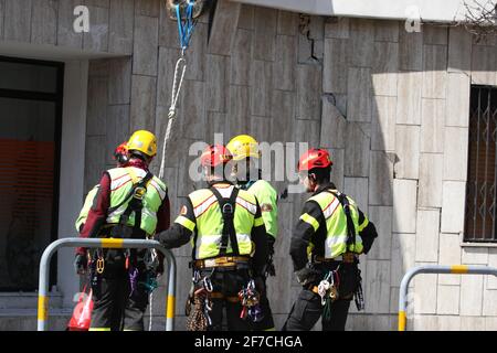 L'Aquila, Italien - 6. April 2009: Die Feuerwehr vor dem Studentenhaus versucht, die in den Trümmern gefangenen Jungen lebendig zu befreien Stockfoto