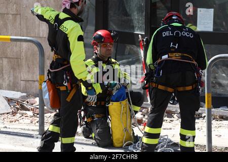 L'Aquila, Italien - 6. April 2009: Retter bei der Arbeit in den Trümmern der Stadt, die durch das Erdbeben zerstört wurden Stockfoto