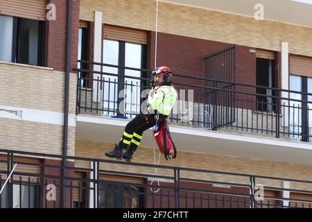 L'Aquila, Italien - 6. April 2009: Die Feuerwehr vor dem Studentenhaus versucht, die in den Trümmern gefangenen Jungen lebendig zu befreien Stockfoto