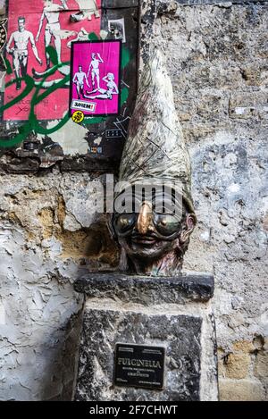 Neapel, Italien - 10. September 2019: Statue mit dem Gesicht von Pulcinella in der Via Tribunali in der Altstadt von Neapel, Italien Stockfoto