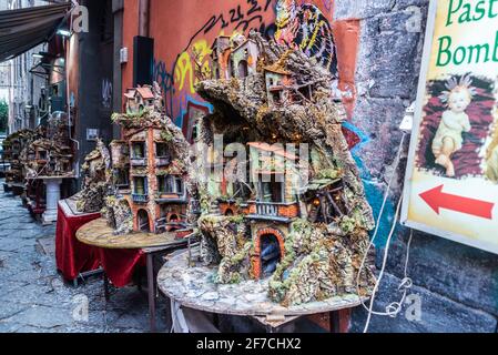Neapel, Italien - 9. September 2019: Krippe zu verkaufen (Krippe, Krippe, presepio, presepe, Bethlehem), Eine christliche Tradition, auf einer Straße in N Stockfoto