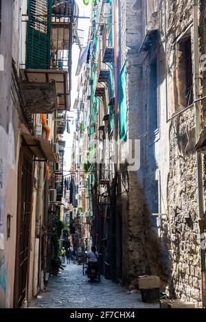 Neapel, Italien - 10. September 2019: Enge Einkaufsstraße mit Menschen in der Altstadt von Neapel, Italien Stockfoto