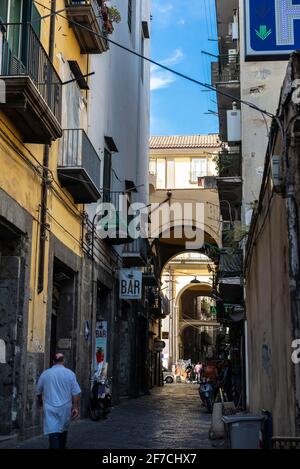 Neapel, Italien - 10. September 2019: Enge Straße mit Menschen in der Altstadt von Neapel, Italien Stockfoto