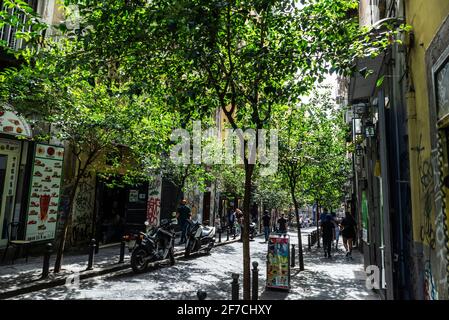 Neapel, Italien - 10. September 2019: Enge Straße mit Menschen in der Altstadt von Neapel, Italien Stockfoto