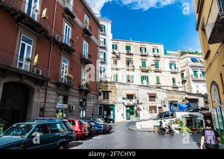 Neapel, Italien - 10. September 2019: Straße in Montecalvario, einem südlichen Viertel mit Menschen in Neapel, Italien Stockfoto