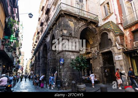 Neapel, Italien - 10. September 2019: Der Portikus des Palazzo Filippo di Valois an der Via dei Tribunali mit Menschen in Neapel, Italien Stockfoto
