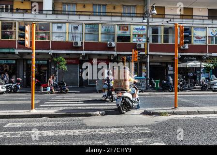 Neapel, Italien - 10. September 2019: Straße mit Verkehr und Menschen in der Altstadt von Neapel, Italien Stockfoto