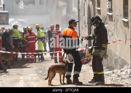 L'Aquila, Italien - 6. April 2009: Retter bei der Arbeit in den Trümmern der Stadt, die durch das Erdbeben zerstört wurden Stockfoto