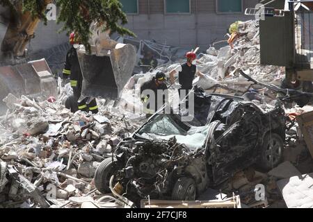 L'Aquila, Italien - 6. April 2009: Retter bei der Arbeit in den Trümmern der Stadt, die durch das Erdbeben zerstört wurden Stockfoto