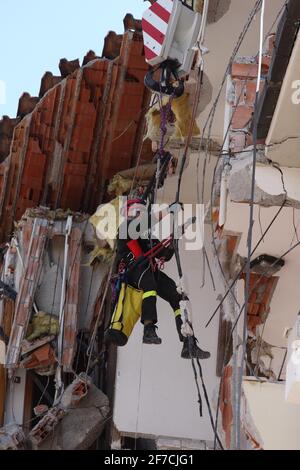 L'Aquila, Italien - 6. April 2009: Retter bei der Arbeit in den Trümmern der Stadt, die durch das Erdbeben zerstört wurden Stockfoto