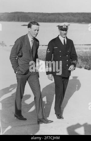 Charles Lindbergh und Arvid Flory im Gespräch, 1933 Charles Lindbergh besucht F 2 Roslagens Flying Fleet, 1933. Lindbergh und Arvid Flory im Gespräch. Stockfoto