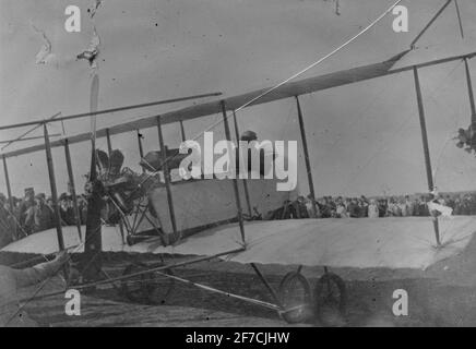 Maurice Chevilliard im Flugzeug FARMAN HF 20, 1913 Französischer Flyer Maurice Chevilliard trifft im Flugzeug Farman HF 20, 1913 auf dem Flugplatz in Malmslätt ein. Personensammlung im Hintergrund. Blick von hinten. Stockfoto