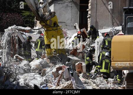 L'Aquila, Italien - 6. April 2009: Retter bei der Arbeit in den Trümmern der Stadt, die durch das Erdbeben zerstört wurden Stockfoto