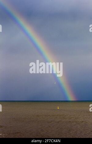 Ein Regenbogen über der Nordsee, der vom Souter Lighthouse, Whitburn, South Tyneside, Großbritannien, aus gesehen wird Stockfoto