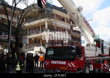 L'Aquila, Italien - 6. April 2009: Die Feuerwehr vor dem Studentenhaus versucht, die in den Trümmern gefangenen Jungen lebendig zu befreien Stockfoto