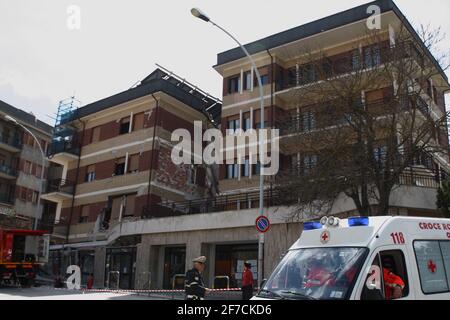 L'Aquila, Italien - 6. April 2009: Die Feuerwehr vor dem Studentenhaus versucht, die in den Trümmern gefangenen Jungen lebendig zu befreien Stockfoto