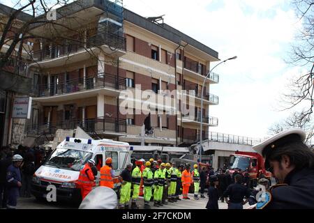 L'Aquila, Italien - 6. April 2009: Die Feuerwehr vor dem Studentenhaus versucht, die in den Trümmern gefangenen Jungen lebendig zu befreien Stockfoto