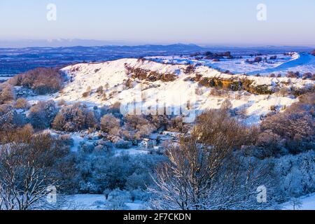 Früher Winterschnee auf Crickley Hill, von Barrow Wake aus gesehen, Gloucestershire, Großbritannien Stockfoto