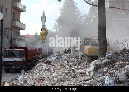 L'Aquila, Italien - 6. April 2009: Retter bei der Arbeit in den Trümmern der Stadt, die durch das Erdbeben zerstört wurden Stockfoto