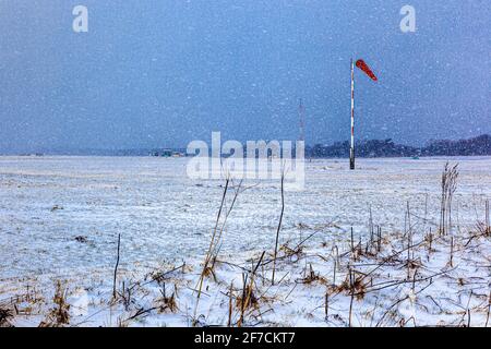 Ein Schneesturm auf dem Carlisle Airport, Cumbria UK Stockfoto