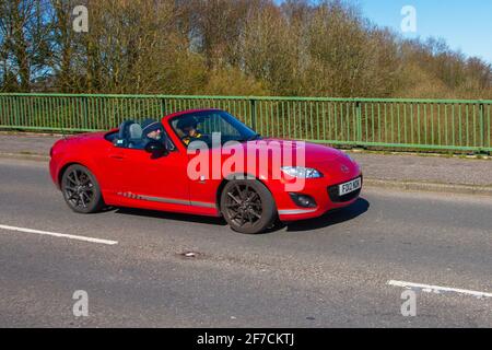 2012 Mazda MMX-5 Roadster Kuro; Fahrzeugverkehr, Fahrzeuge bewegen, Autos, Fahrzeug fahren auf britischen Straßen, Motoren, Fahren auf der Autobahn M6 Englisch Autobahn Straßennetz Stockfoto