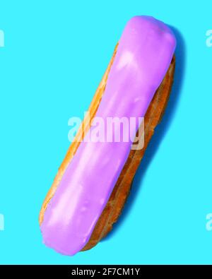 Eclairs aus Brombeeren und Blaubeeren auf gelbem Hintergrund. Overhead-Ansicht Stockfoto