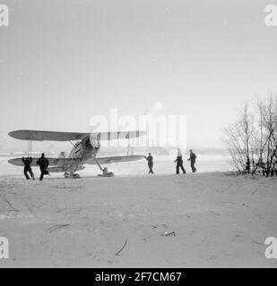 Heißfahren von Motor auf Flugzeugen Gloster Gladiator für Start ab F 19 in Veitsiluoto . Heiße Motorfahrt auf dem Flugzeug Gloster Glörosiator vor dem Start von F 19 in Veitsiluoto, schwedische NGOs in Finnland. Militärangehörige bei der Arbeit. Im Hintergrund ist eine Papiermühle zu sehen. .Ur f 19 Kollektion. Stockfoto